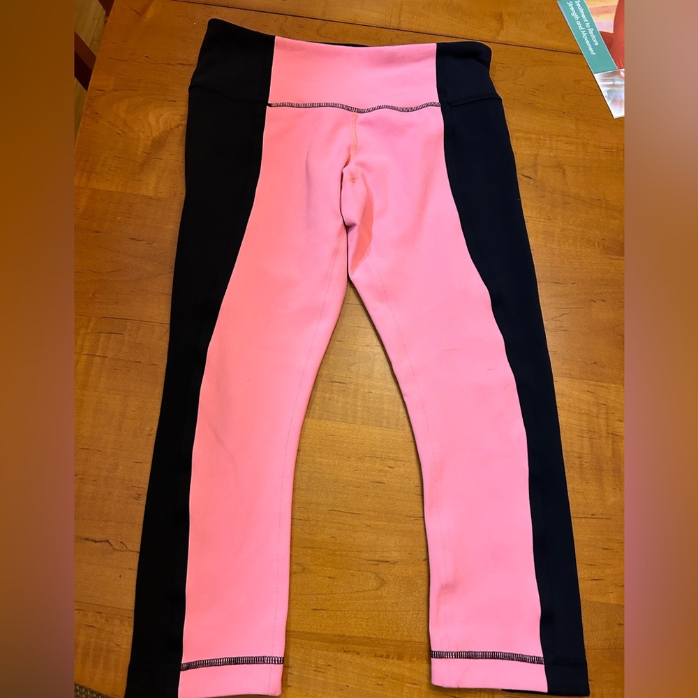 Lululemon- size 6 peach and black cotton stretch Capri